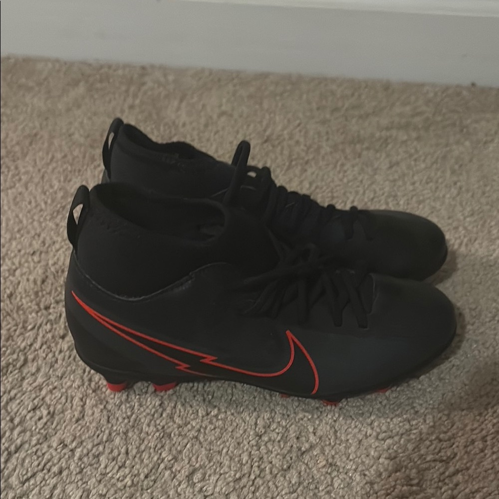 Nike Black and Red Athletic Shoes with Sleek Design